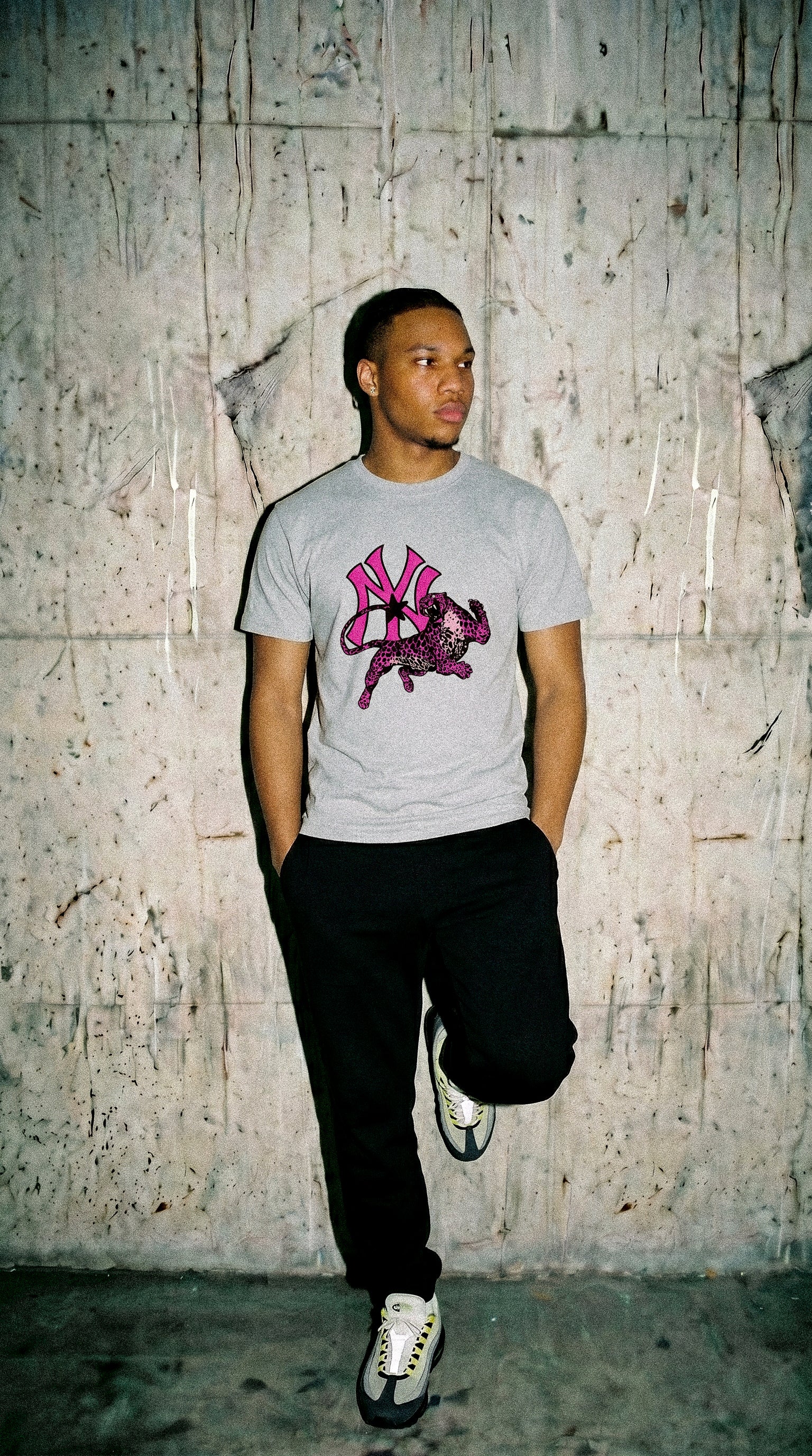 NEW YORK MOVING PANTHER GRAPHIC TEE